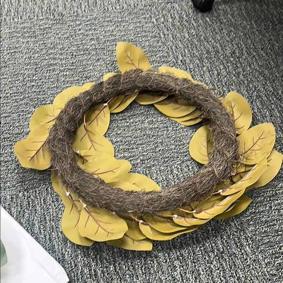 Artificial Magnolia Green Leaf Wreath - Picture 10 of 12